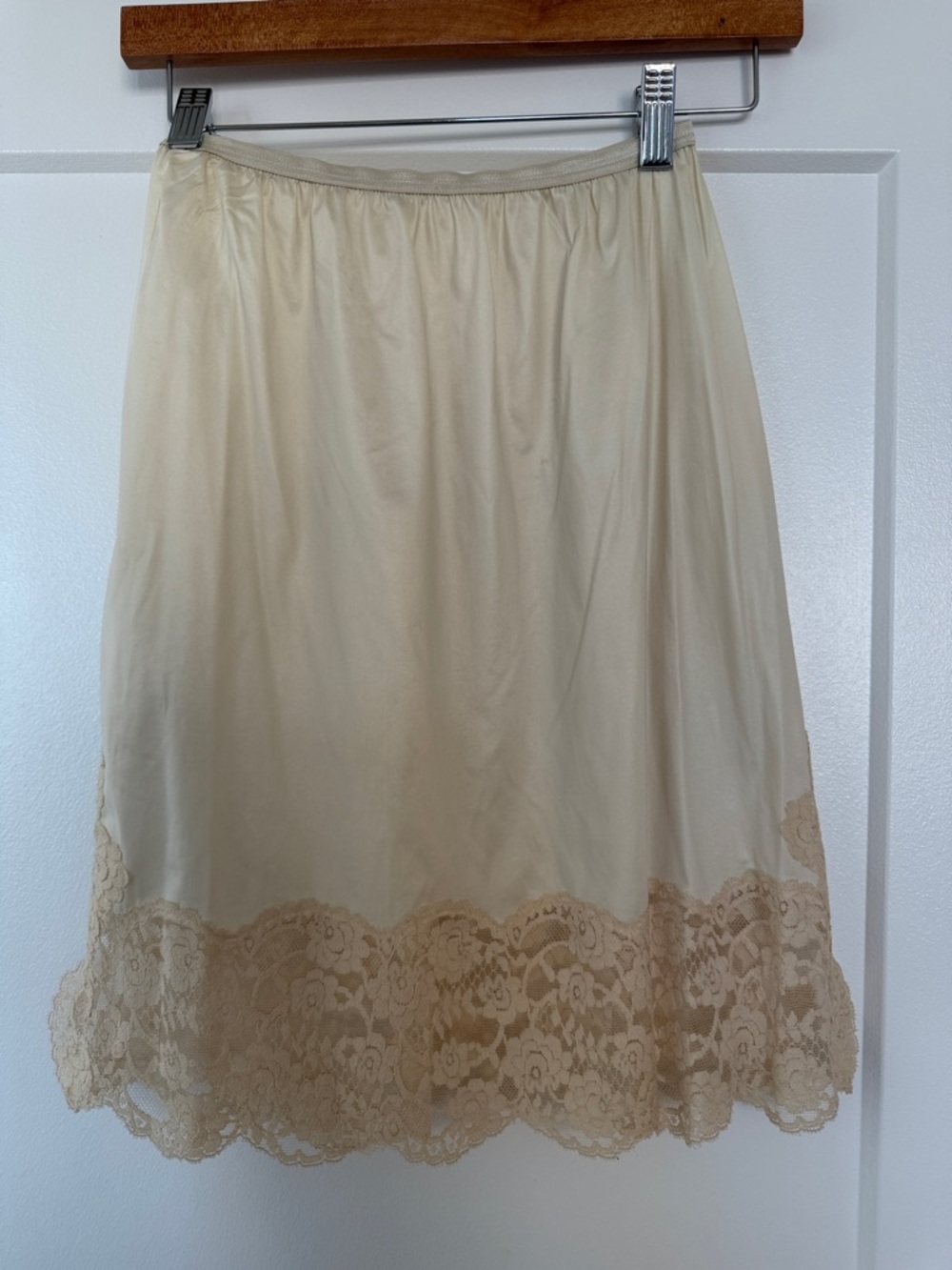 Cream Lace Hem Slip skirt, Doen vibes